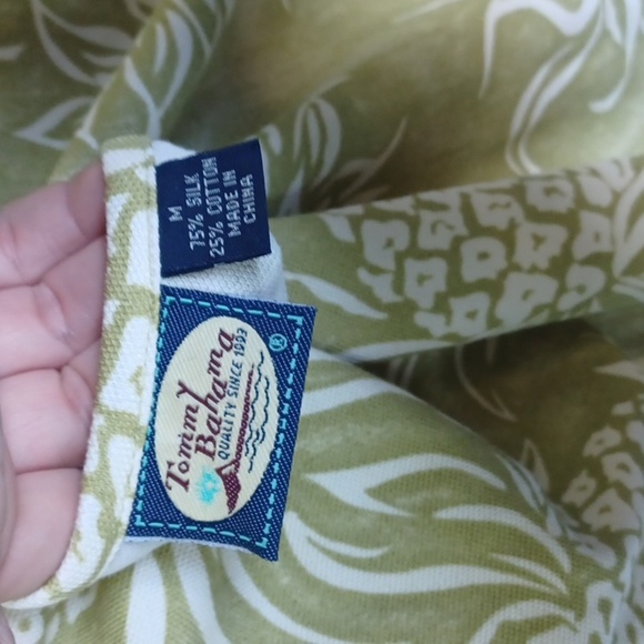 Tommy Bahama, tropical pineapple, silk blend short sleeve top size medium - Picture 6 of 6